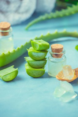 Aloe Vera özü küçük bir şişe ve parça tablo. Seçici odak. 