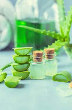 Aloe Vera özü küçük bir şişe ve parça tablo. Seçici odak. 
