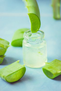 Aloe Vera özü küçük bir şişe ve parça tablo. Seçici odak. 