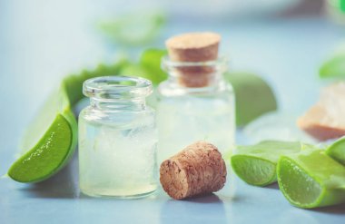 Aloe Vera özü küçük bir şişe ve parça tablo. Seçici odak. 