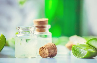 Aloe Vera özü küçük bir şişe ve parça tablo. Seçici odak. 