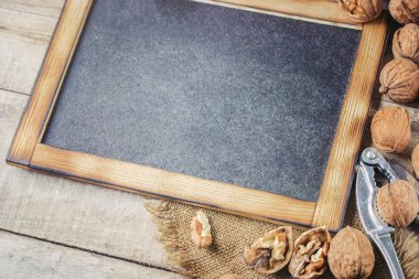 Ceviz ahşap arka plan üzerinde. Seçici odak. 