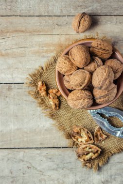 Ceviz ahşap arka plan üzerinde. Seçici odak. 