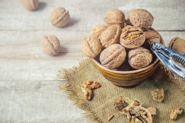 Ceviz ahşap arka plan üzerinde. Seçici odak. 