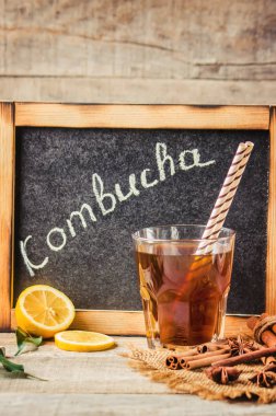 Kombucha, cam içki. Seçici odak. 