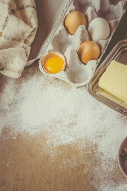 Pasta, kek, kendi elleriyle yemek. Seçici odak. 