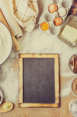 Pasta, kek, kendi elleriyle yemek. Seçici odak. 