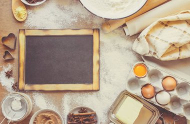 Pasta, kek, kendi elleriyle yemek. Seçici odak. 