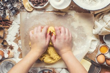Pasta, kek, kendi elleriyle yemek. Seçici odak. 