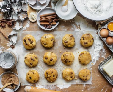Pasta, kek, kendi elleriyle yemek. Seçici odak. 