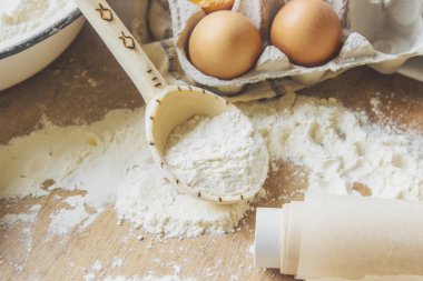 Pasta, kek, kendi elleriyle yemek. Seçici odak. 