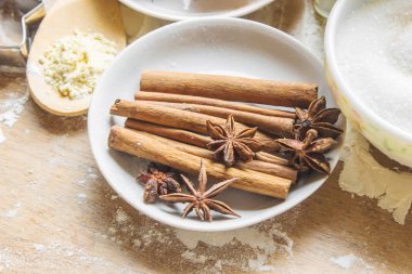 Pasta, kek, kendi elleriyle yemek. Seçici odak. 