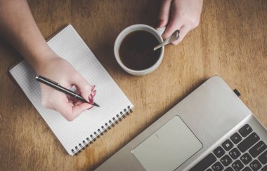 Bilgisayar, yazma, plan, kahvaltıda kahve fincan. Seçici odak.