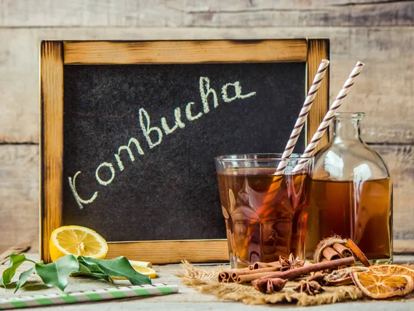 Kombucha, cam içki. Seçici odak. 