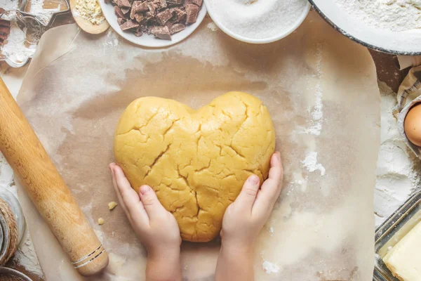 Pasta, kek, kendi elleriyle yemek. Seçici odak. — Stok fotoğraf