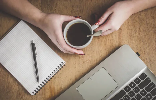 Kopje koffie bij het ontbijt bij de computer, schrijven, plan. Selectieve aandacht. — Stockfoto