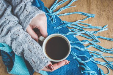 Bir fincan kahve kahvaltı onun elinde. Seçici odak. 