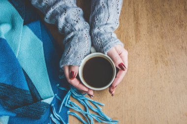 Bir fincan kahve kahvaltı onun elinde. Seçici odak. 