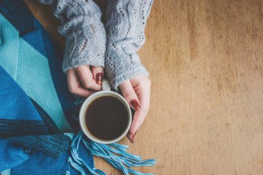 Bir fincan kahve kahvaltı onun elinde. Seçici odak. 