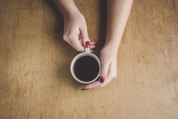Чашка кави на сніданок в руках. Вибірковий фокус . — стокове фото