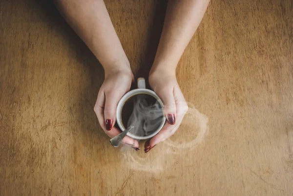 Чашка кави на сніданок в руках. Вибірковий фокус . — стокове фото