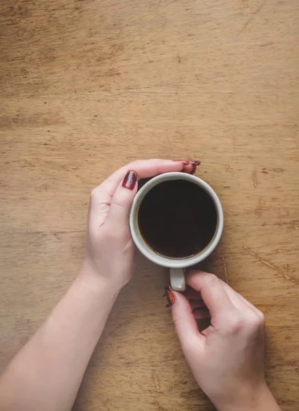 Uma chávena de café para o pequeno-almoço nas mãos. Foco seletivo . — Fotografia de Stock
