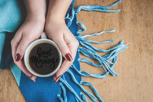 Una taza de café para desayunar en sus manos. Enfoque selectivo . — Foto de Stock