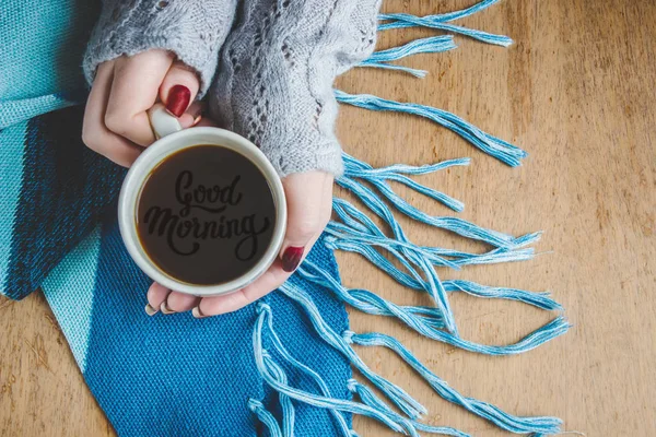 Una taza de café para desayunar en sus manos. Enfoque selectivo . — Foto de Stock