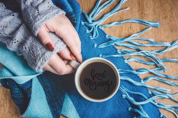 Una taza de café para desayunar en sus manos. Enfoque selectivo . — Foto de Stock