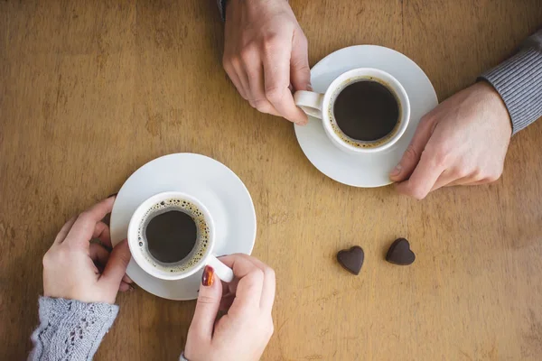 Taza de café para el desayuno en manos de los amantes . — Foto de Stock