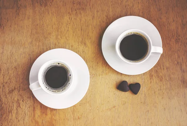 Чашка кави на сніданок в руках закоханих . — стокове фото