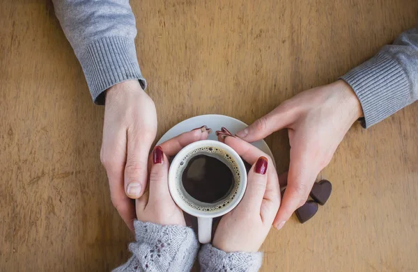 Taza de café para el desayuno en manos de los amantes . — Foto de Stock
