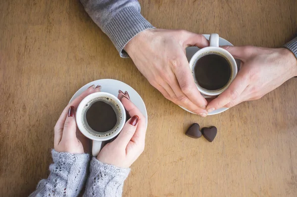 Xícara de café para café da manhã nas mãos dos amantes . — Fotografia de Stock