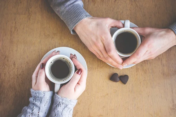 Kopp kaffe till frukost i händerna på älskare. — Stockfoto