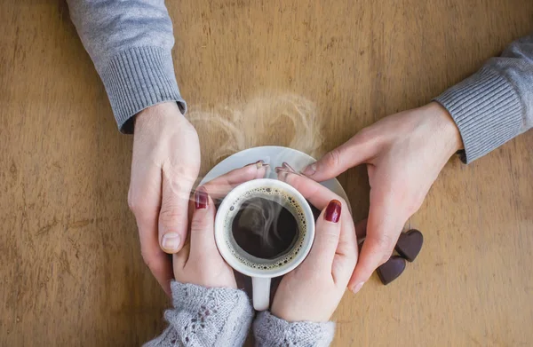 Xícara de café para café da manhã nas mãos dos amantes . — Fotografia de Stock