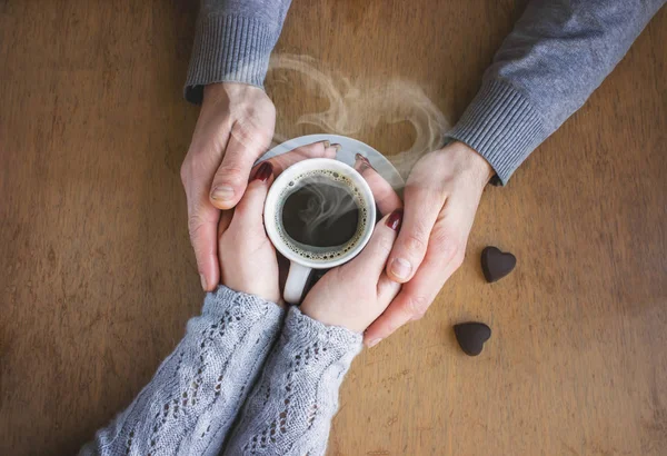 Xícara de café para café da manhã nas mãos dos amantes . — Fotografia de Stock
