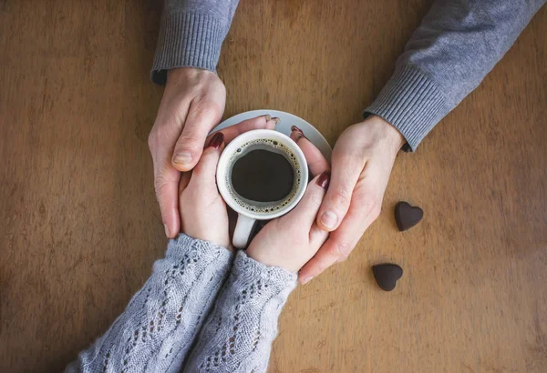 Kopp kaffe till frukost i händerna på älskare. — Stockfoto