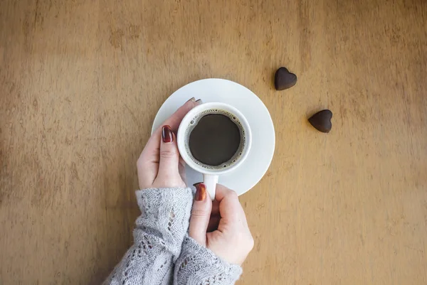 Kawa na śniadanie w ręce miłośników. — Zdjęcie stockowe
