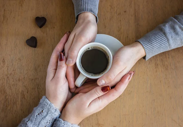 Taza de café para el desayuno en manos de los amantes . — Foto de Stock