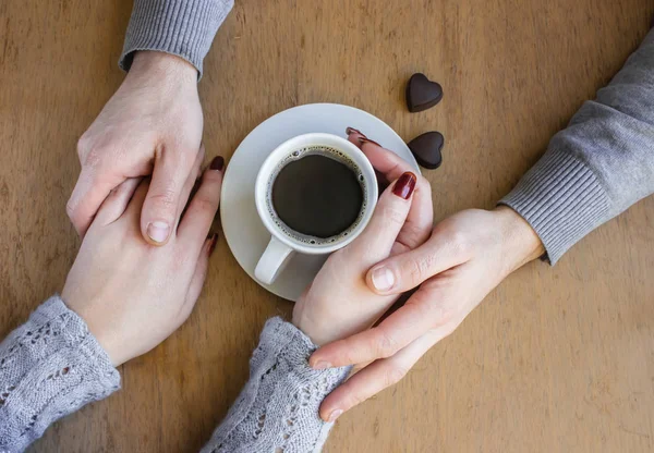 Taza de café para el desayuno en manos de los amantes . — Foto de Stock