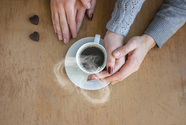 Xícara de café para café da manhã nas mãos dos amantes . — Fotografia de Stock