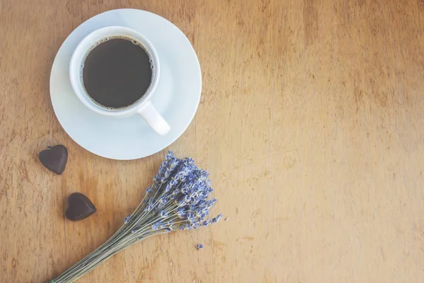 Kawa na śniadanie w ręce miłośników. — Zdjęcie stockowe