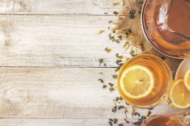 Yasemin ve siyah hafif bir arka plan üzerinde küçük bir fincan şeffaf limonlu yeşil çay. Çay makinesi. Seçici odak.