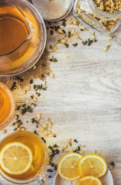 Yasemin ve siyah hafif bir arka plan üzerinde küçük bir fincan şeffaf limonlu yeşil çay. Çay makinesi. Seçici odak.