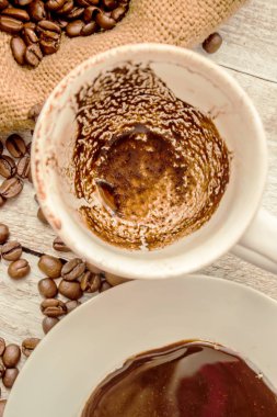 kahve çekirdeği. bir fincan kahve. seçici odak.