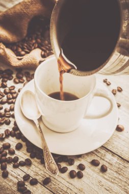 kahve çekirdeği. bir fincan kahve. seçici odak.