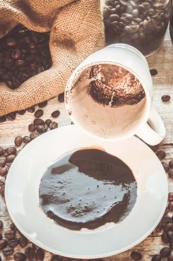 kahve çekirdeği. bir fincan kahve. seçici odak.