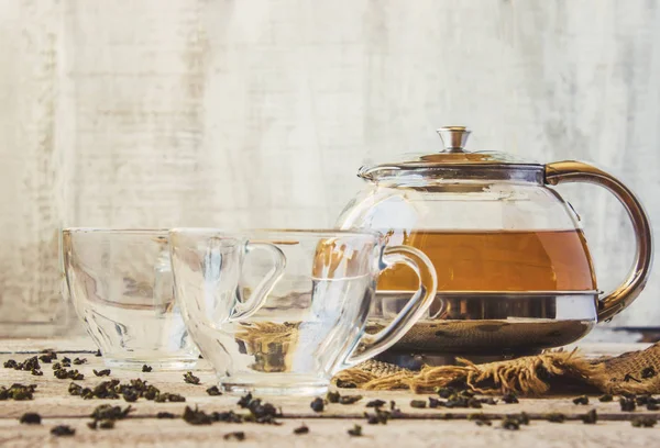 Groene thee met jasmijn en zwart met transparante citroen in een klein kopje op een lichte achtergrond. De thee zetter. Selectieve aandacht. — Stockfoto