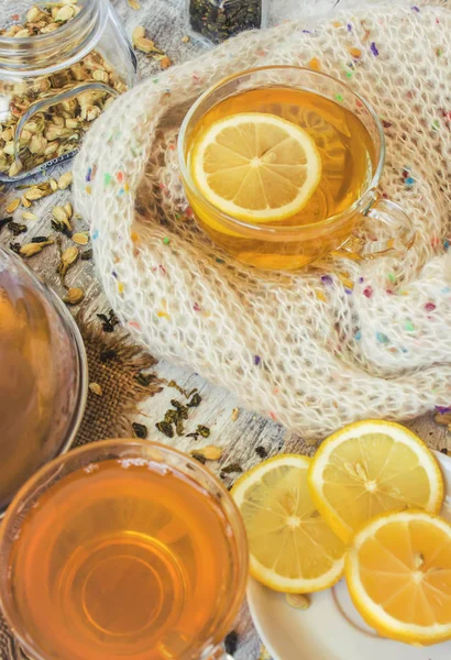 Té verde con jazmín y negro con limón transparente en una taza pequeña sobre un fondo claro. La tetera. Enfoque selectivo . — Foto de Stock