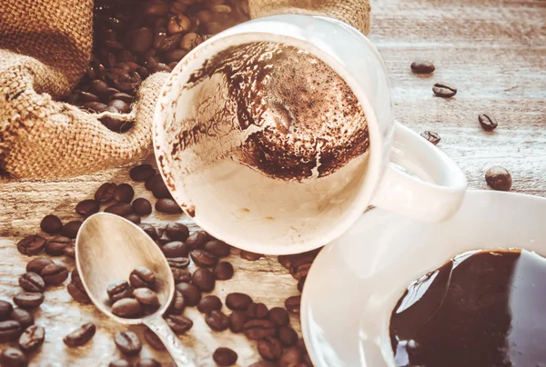 Grano de café. una taza de café. enfoque selectivo . — Foto de Stock